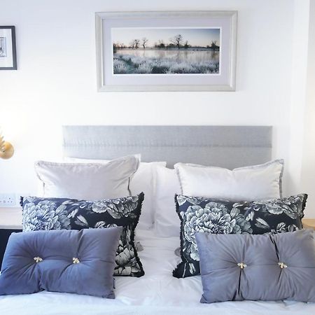 One Bedroom Luxury Ground Floor Apartment With Parking In Heart Holt Holt  Eksteriør bilde