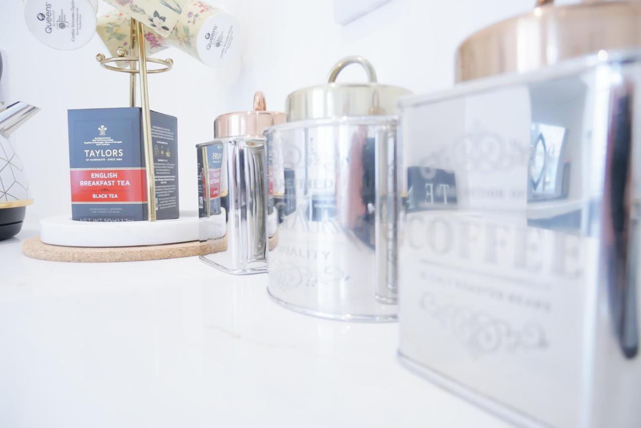 One Bedroom Luxury Ground Floor Apartment With Parking In Heart Holt Holt  Eksteriør bilde
