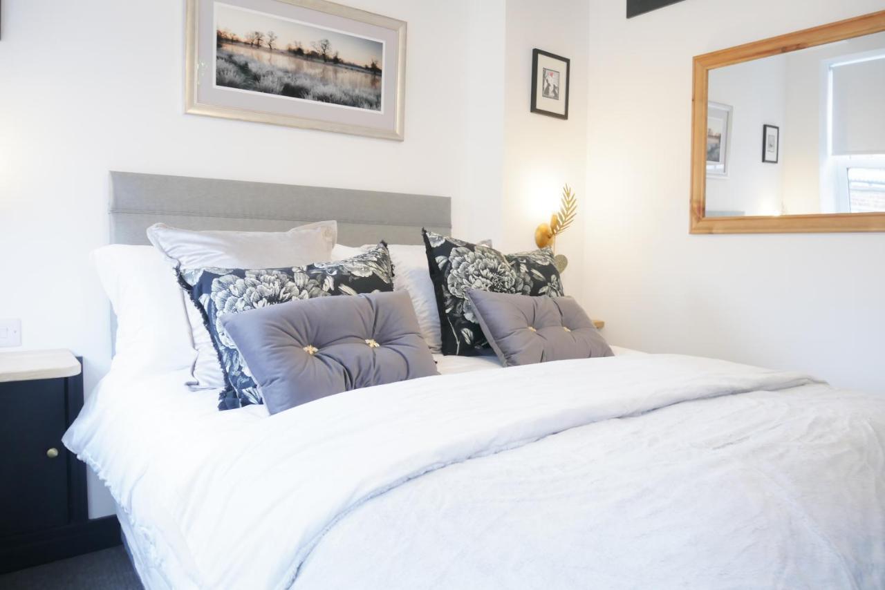 One Bedroom Luxury Ground Floor Apartment With Parking In Heart Holt Holt  Eksteriør bilde
